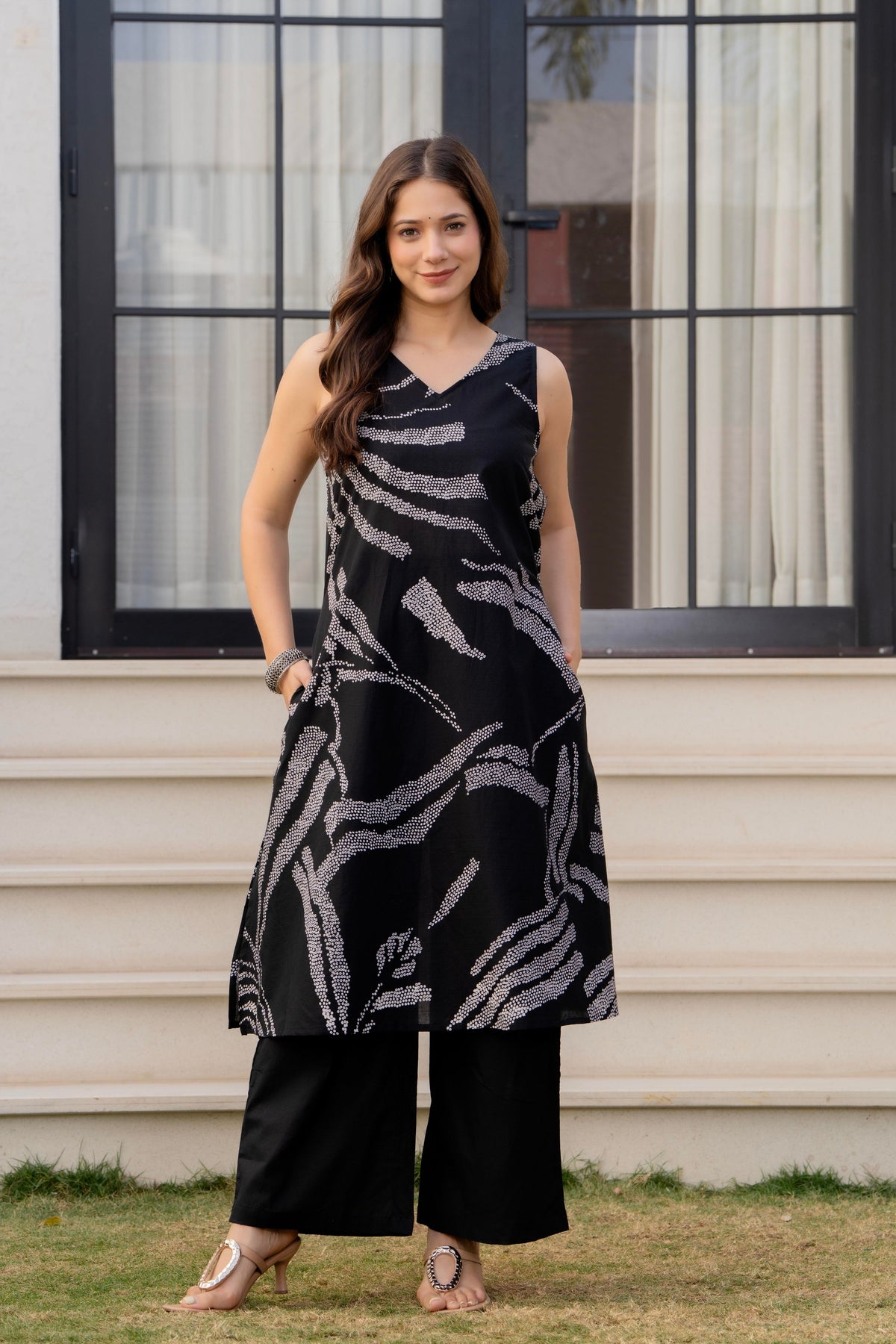 Heer Sleeveless Kurta With Plain Palazzo Set Black