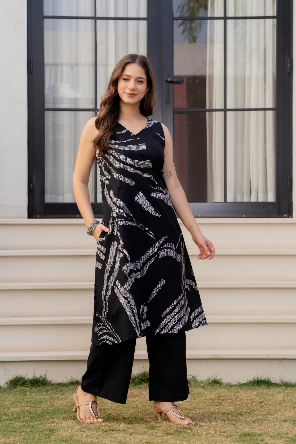 Heer Sleeveless Kurta With Plain Palazzo Set Black