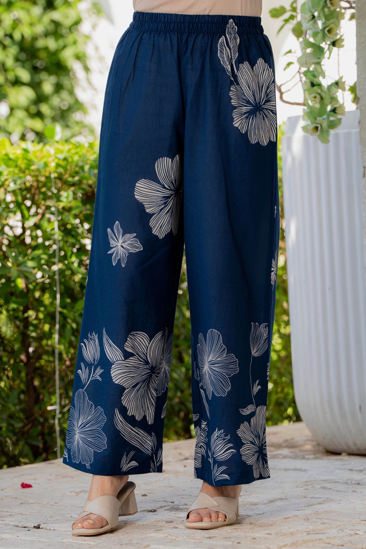 Gul-Bano Sleeveless Kurta Palazzo Set Navy Blue