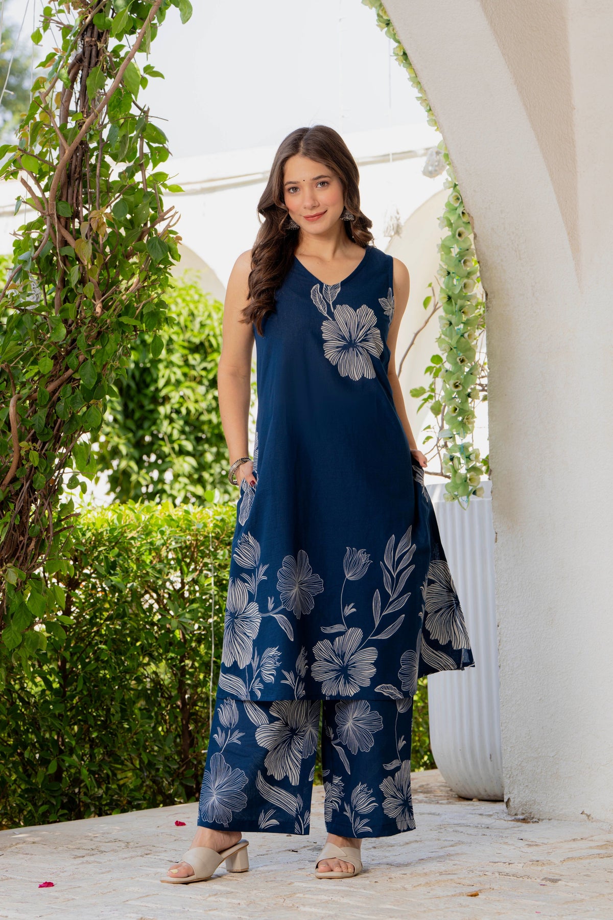 Gul-Bano Sleeveless Kurta Palazzo Set Navy Blue