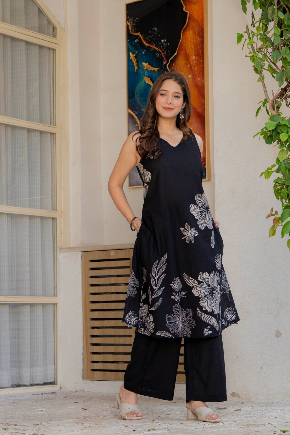 Gul-Bano Sleeveless Kurta With Plain Palazzo Set Black