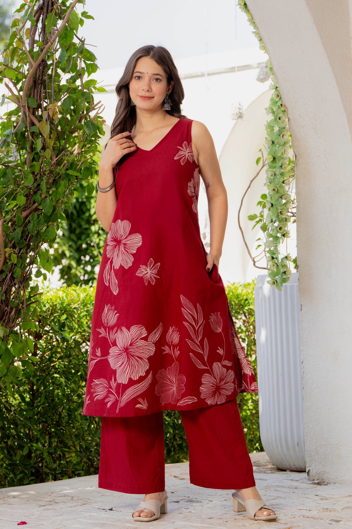 Gul-Bano Sleeveless Kurta With Plain Palazzo Set Maroon