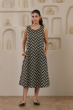Urban Zigzag Sleeveless Dress - Black