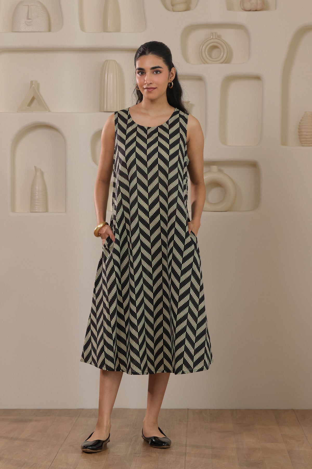 Urban Zigzag Sleeveless Dress - Black