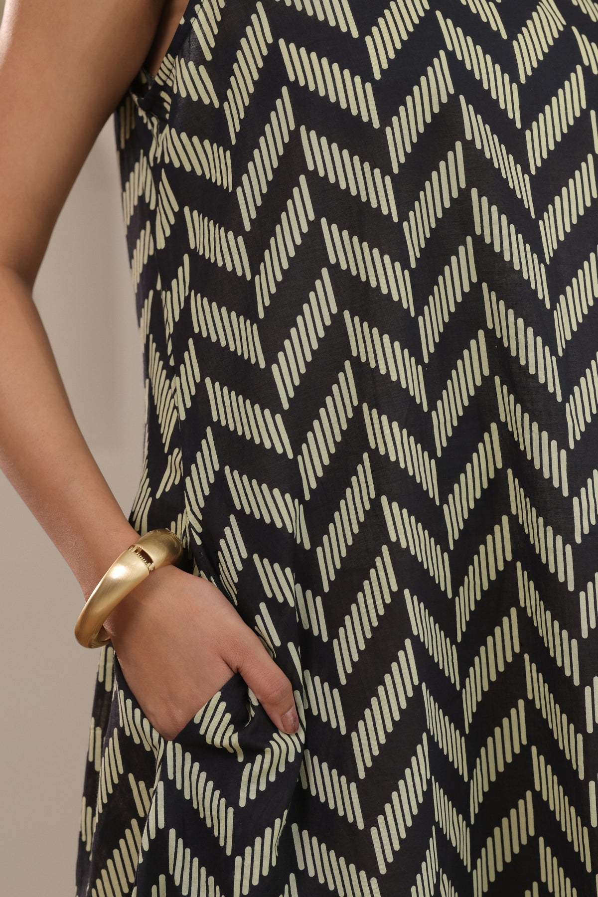 Urban Zigzag Sleeveless Dress - Black