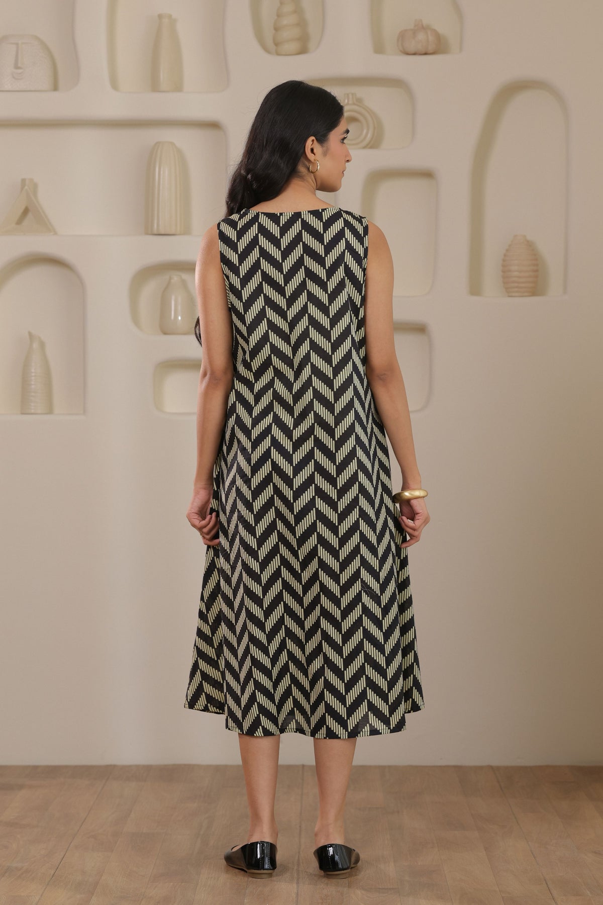 Urban Zigzag Sleeveless Dress - Black