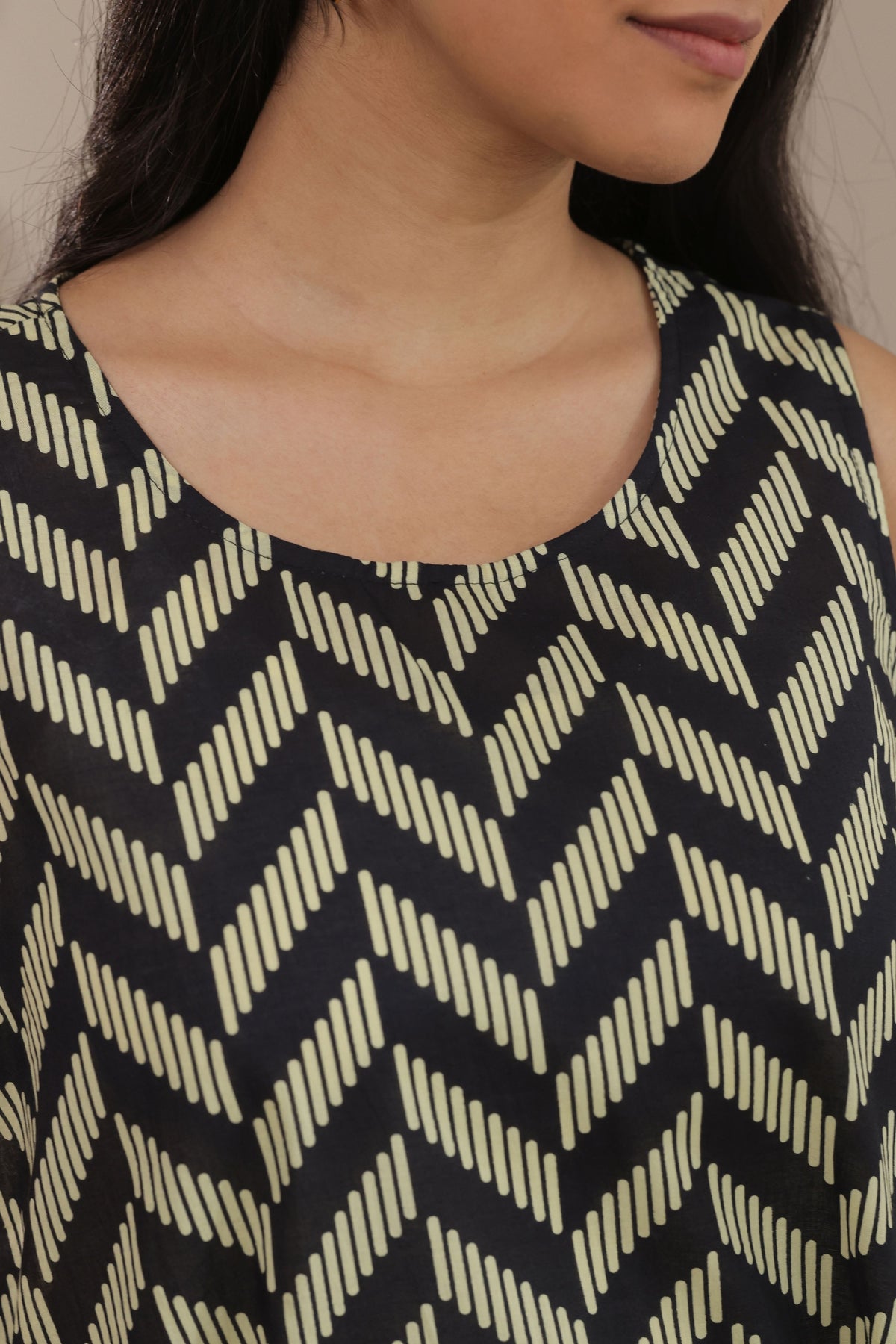 Urban Zigzag Sleeveless Dress - Black