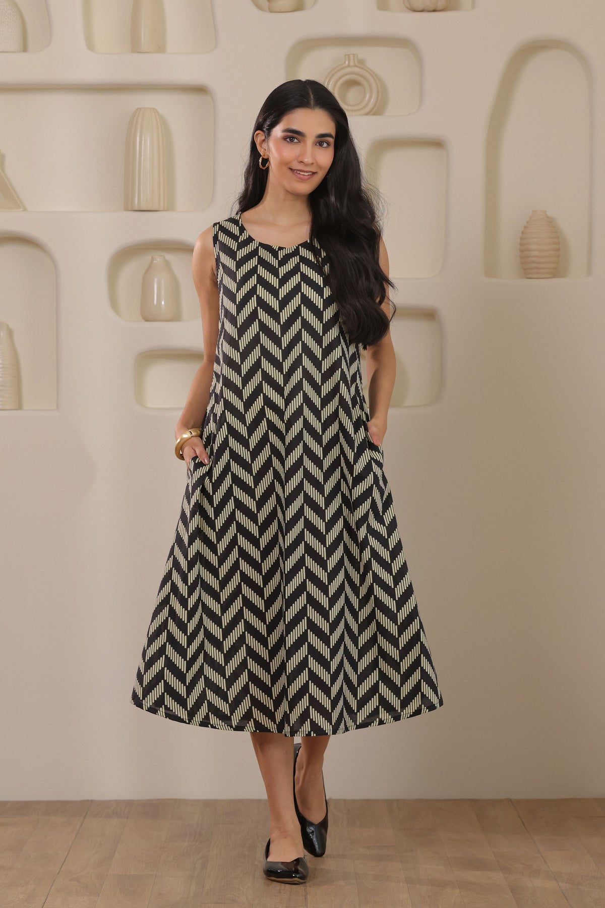 Urban Zigzag Sleeveless Dress - Black